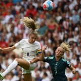 Zweikampf von Leah Williamson und Lea Schuller