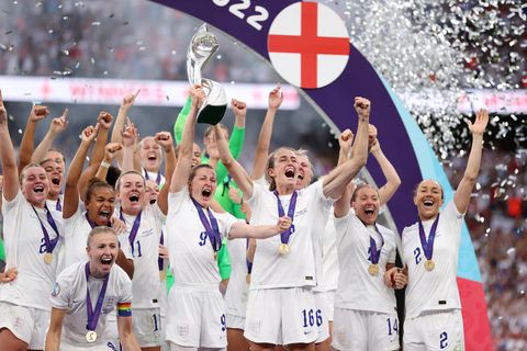 Die englischen Fußballerinnen feiern ihren Sieg bei der Fußball-EM