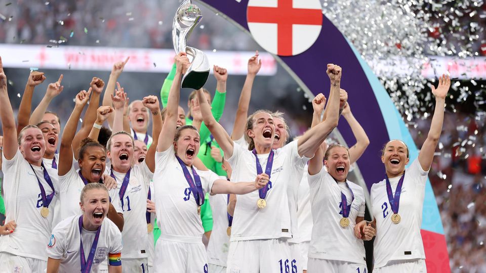 Die englischen Fußballerinnen feiern ihren Sieg bei der Fußball-EM