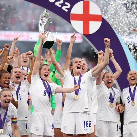 Die englischen Fußballerinnen feiern ihren Sieg bei der Fußball-EM