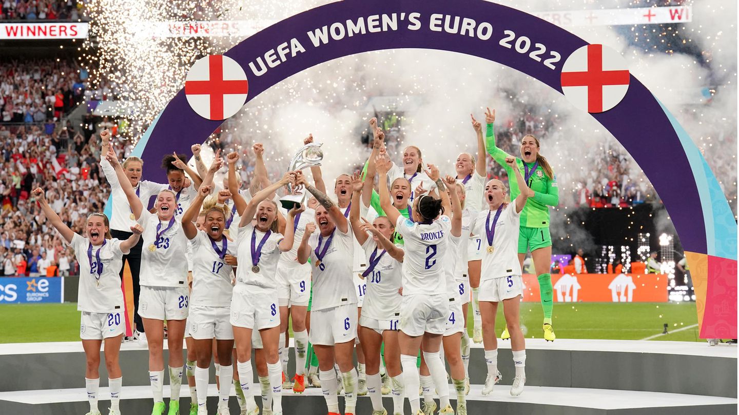 Englands Spielerinnen jubeln mit dem EM-Pokal