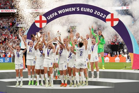 Englands Spielerinnen jubeln mit dem EM-Pokal
