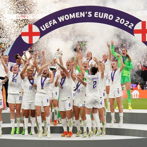 Englands Spielerinnen jubeln mit dem EM-Pokal