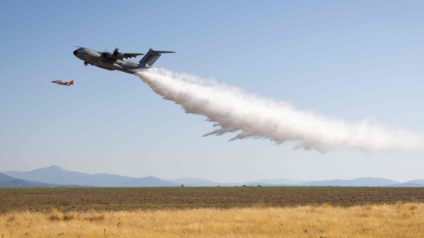 Follow Me: Im Juli 2022 hat der europäische Flugzeughersteller eine Feuerlöschversion des Militärtransporters A400M in Guadalajara/Spanien vorgestellt. In den Frachtraum wurde ein fester Tank eingeschoben, in den 20 Tonnen Wasser passen. Im Juli 2022 hat der europäische Flugzeughersteller eine Feuerlöschversion des Militärtransporters A400M in Guadalajara/Spanien vorgestellt. In den Frachtraum wurde ein fester Tank eingeschoben, in den 20 Tonnen Wasser passen.