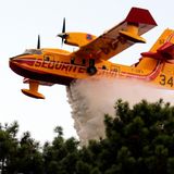 Eine Canadair CL-415 ist bei einem bei einem Waldbrand im Südwesten Frankreichs im Einsatz. 