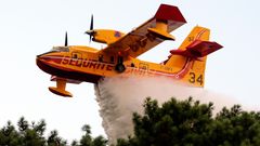 Eine Canadair CL-415 ist bei einem bei einem Waldbrand im Südwesten Frankreichs im Einsatz. 