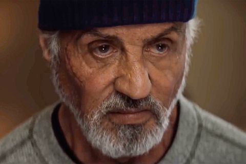 Sylvester Stallone mit einem entschlossenen Blick in der Nahaufnahme.