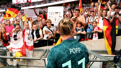 alexandra Popp vor deutschen Fans im Londoner Wembley bei der Frauen EM