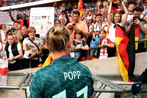 alexandra Popp vor deutschen Fans im Londoner Wembley bei der Frauen EM