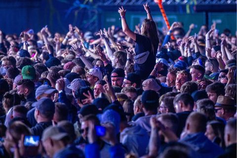 Veranstaltungen nach Corona: Eine Menge von Konzert-Besucher:innen auf dem Airbeat One Festival