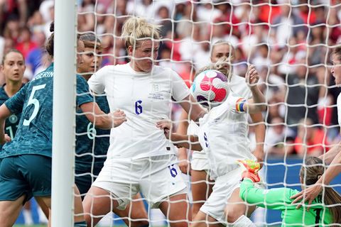 Em-Finale in Wembley: Kurz vor der Torlinie berührt Englands Kapitänin Leah Williamson den Ball mit dem Arm.