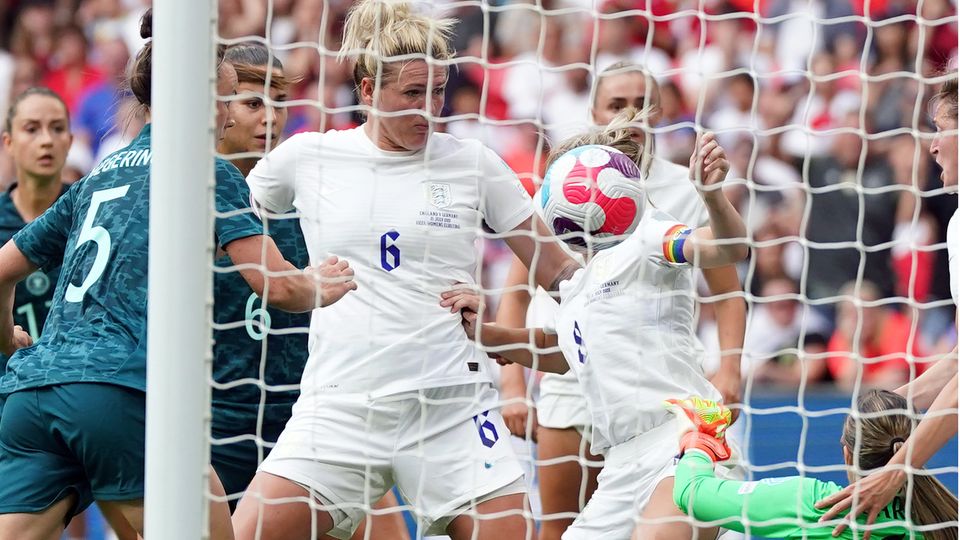 Em-Finale in Wembley: Kurz vor der Torlinie berührt Englands Kapitänin Leah Williamson den Ball mit dem Arm.