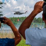 Ein Bundeswehrhubschrauber vom Typ Sikorsky CH-53 holt Löschwasser zur Waldbrandbekämpfung aus dem Kiebitzer Baggerteich in Brandenburg.