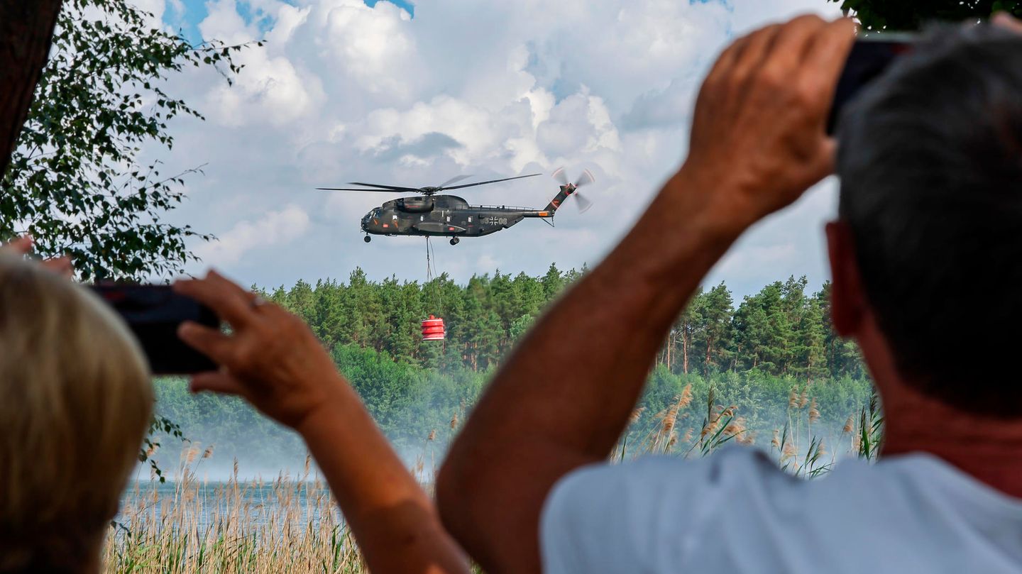 Ein Bundeswehrhubschrauber vom Typ Sikorsky CH-53 holt Löschwasser zur Waldbrandbekämpfung aus dem Kiebitzer Baggerteich in Brandenburg.