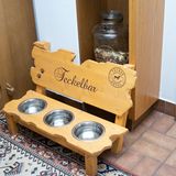 Drei Hundenäpfe stehen auf dem Boden