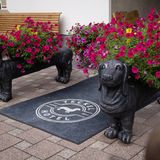 Blumentöpfe in Dackelform vor den Eingang des Teckel Hotel