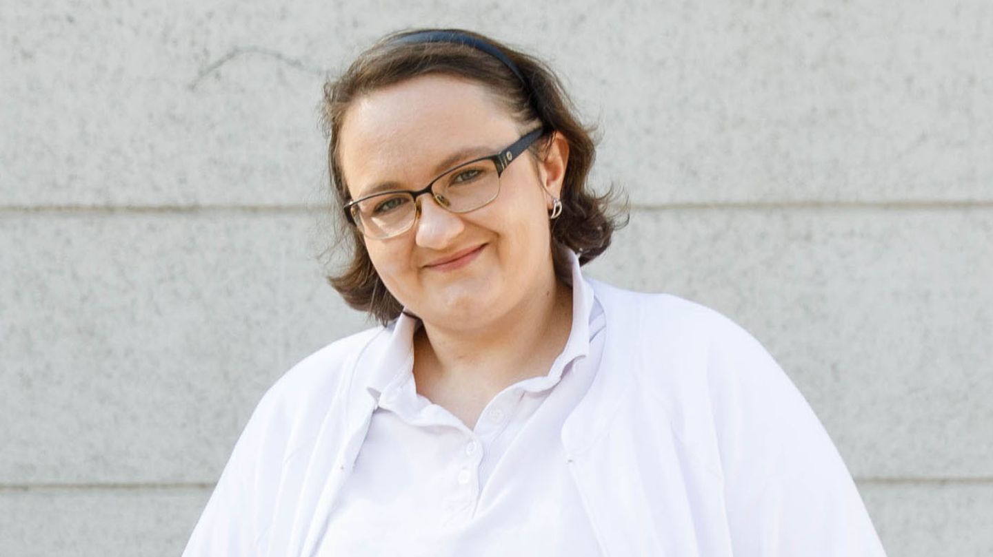 Lisa-Maria Kellermayr im April 2021 vor ihrer Praxis in Österreich