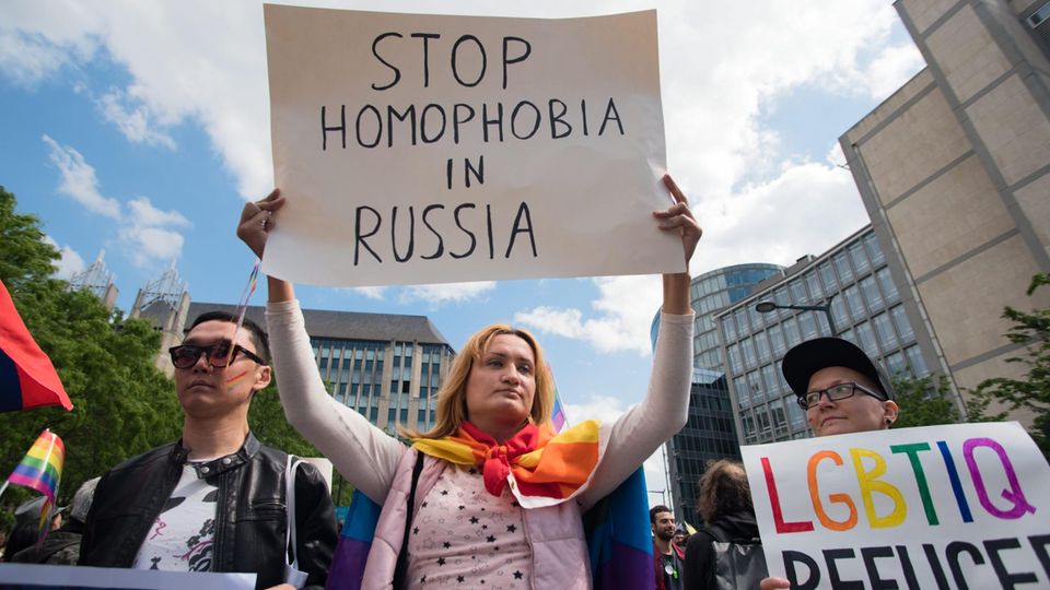 Aktivisten demonstrieren gegen Homophobie in Russland