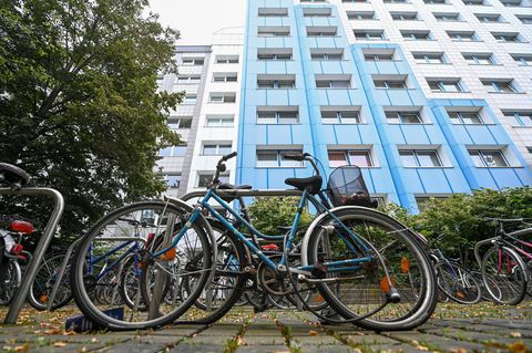 Fahrräder stehen vor einem Studentenwohnheim der Universität in Leipzig