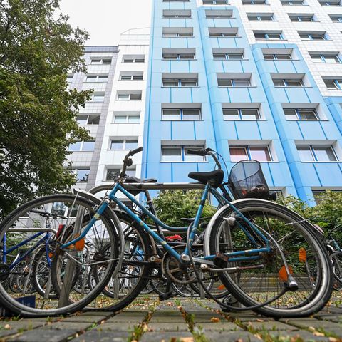 Fahrräder stehen vor einem Studentenwohnheim der Universität in Leipzig