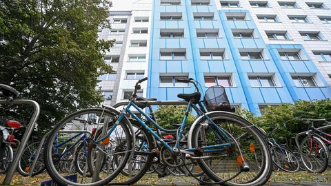 Fahrräder stehen vor einem Studentenwohnheim der Universität in Leipzig