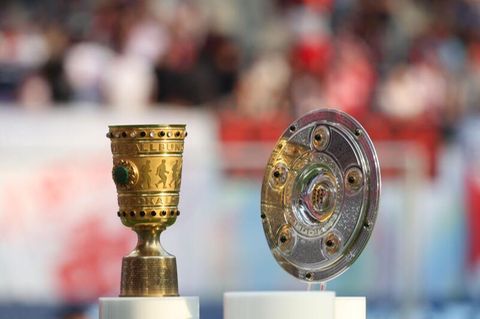 Bundesliga: Die Meisterschale und der DFB-Pokal auf einem Ständer