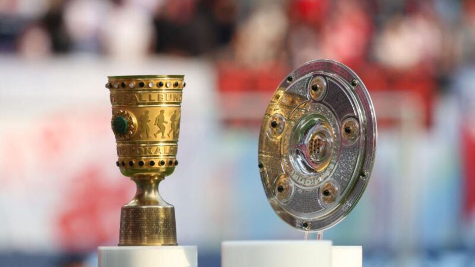 Bundesliga: Die Meisterschale und der DFB-Pokal auf einem Ständer