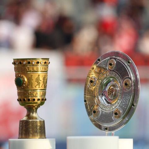 Bundesliga: Die Meisterschale und der DFB-Pokal auf einem Ständer