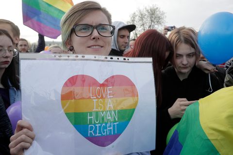 Aktivisten versammeln sich zum Internationalen Tag gegen Homophobie, Transphobie und Biphobie in St. Petersburg. Ein neues Gesetz soll die Rechte der LGBTG+-Community in Russland noch weiter einschränken.