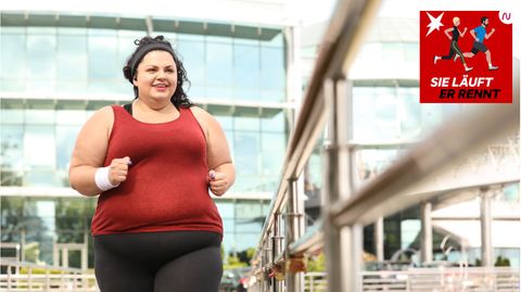 Eine übergewichtige Frau trainiert