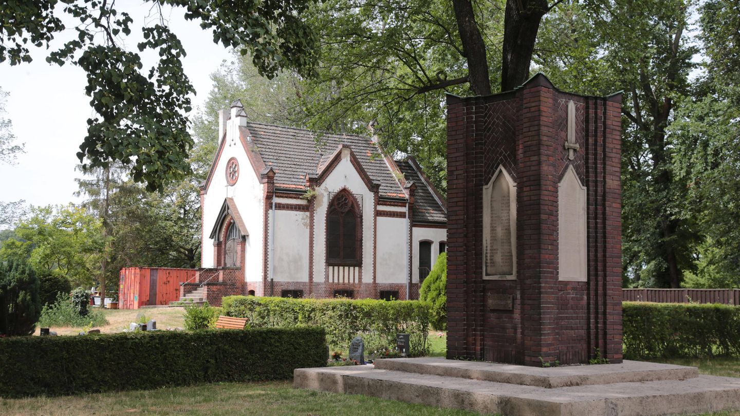 Ein Friedhof in Berlin. Für Bestattungen müssen Angehörige im Moment viel Zeit mitbringen.