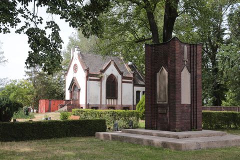 Ein Friedhof in Berlin. Für Bestattungen müssen Angehörige im Moment viel Zeit mitbringen.