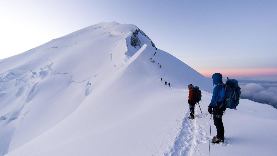 Ein Bild aus besseren Zeiten: Der Gipfelgrat des Mont Blanc mit Alpinisten kurz vor Sonnenaufgang