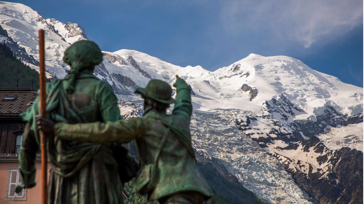 Das Bergsteigerdenkmal in Chamonix mit Horace Bénédict de Saussure, der den Mont Blanc 1786 erstmals bestieg. Der historische Weg über Grands Mulets wird wegen Eisschlag schon seit Jahren nicht mehr begangen.