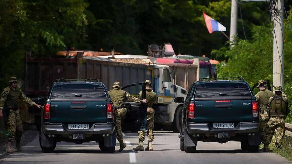 Nato-Soldaten patrouillieren in Zubin Potok im Norden des Kosovo an einer von Kosovo-Serben errichteten Barrikade