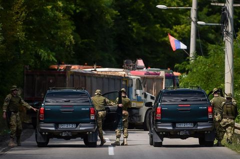 Nato-Soldaten patrouillieren in Zubin Potok im Norden des Kosovo an einer von Kosovo-Serben errichteten Barrikade