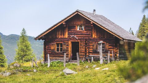 Berghütte in idyllischer Landschaft