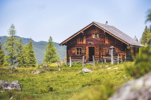Berghütte in idyllischer Landschaft