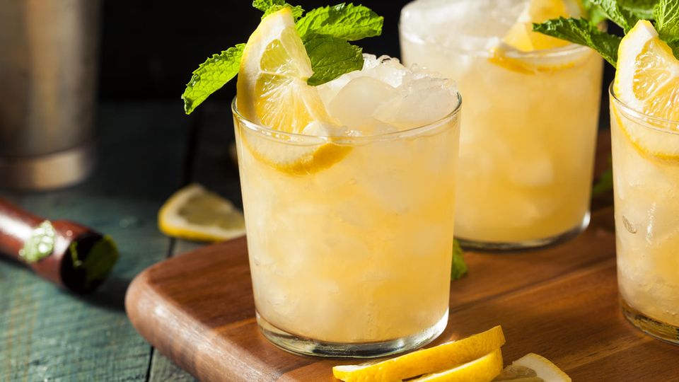 Cocktail-Rezept mit vier Zutaten: Leckerer "French 75" mit Zitrone Cocktail-Rezept mit vier Zutaten: Leckerer "French 75" mit Zitrone