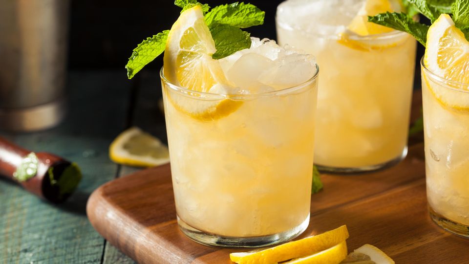 Cocktail-Rezept mit vier Zutaten: Leckerer "French 75" mit Zitrone