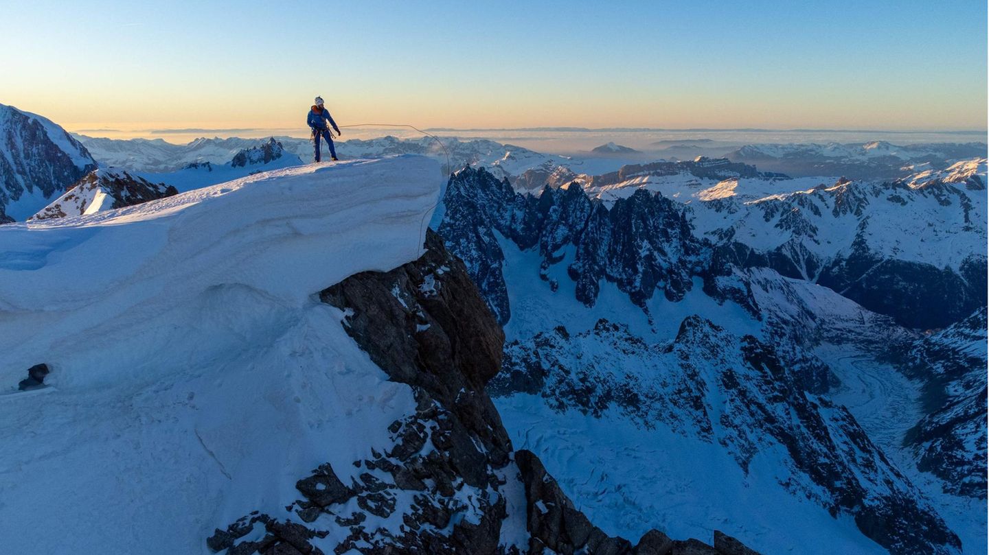 Der französische Bergsteiger Charles Dubouloz beim Aufstieg an der Nordwand des Grandes Jorasses im Mont-Blanc-Massiv
