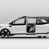 Die Passagiere steigen bequem durch automatische Schiebetüren ein.