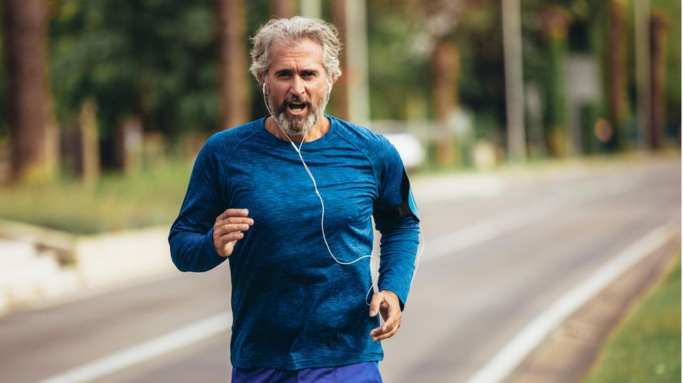 Ein moderates Pensum an Alltagsbewegung hält das Fitness-Niveau im altersgemäß oberen Bereich (Symbolbild) 
