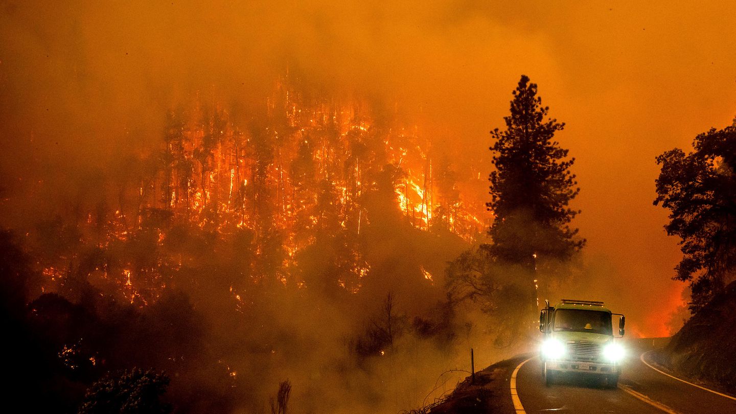 Fahrt durch Flammenberge: Ein Einsatzfahrzeug der Feuerwehr auf dem California Highway 96