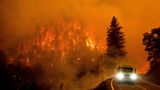 Fahrt durch Flammenberge: Ein Einsatzfahrzeug der Feuerwehr auf dem California Highway 96