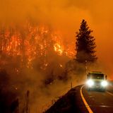 Fahrt durch Flammenberge: Ein Einsatzfahrzeug der Feuerwehr auf dem California Highway 96