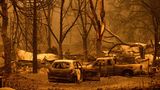 Verbrannte Fahrzeuge und Wohnhäuser säumen den Oaks-Mobile-Home-Park in der Gemeinde Klamath River
