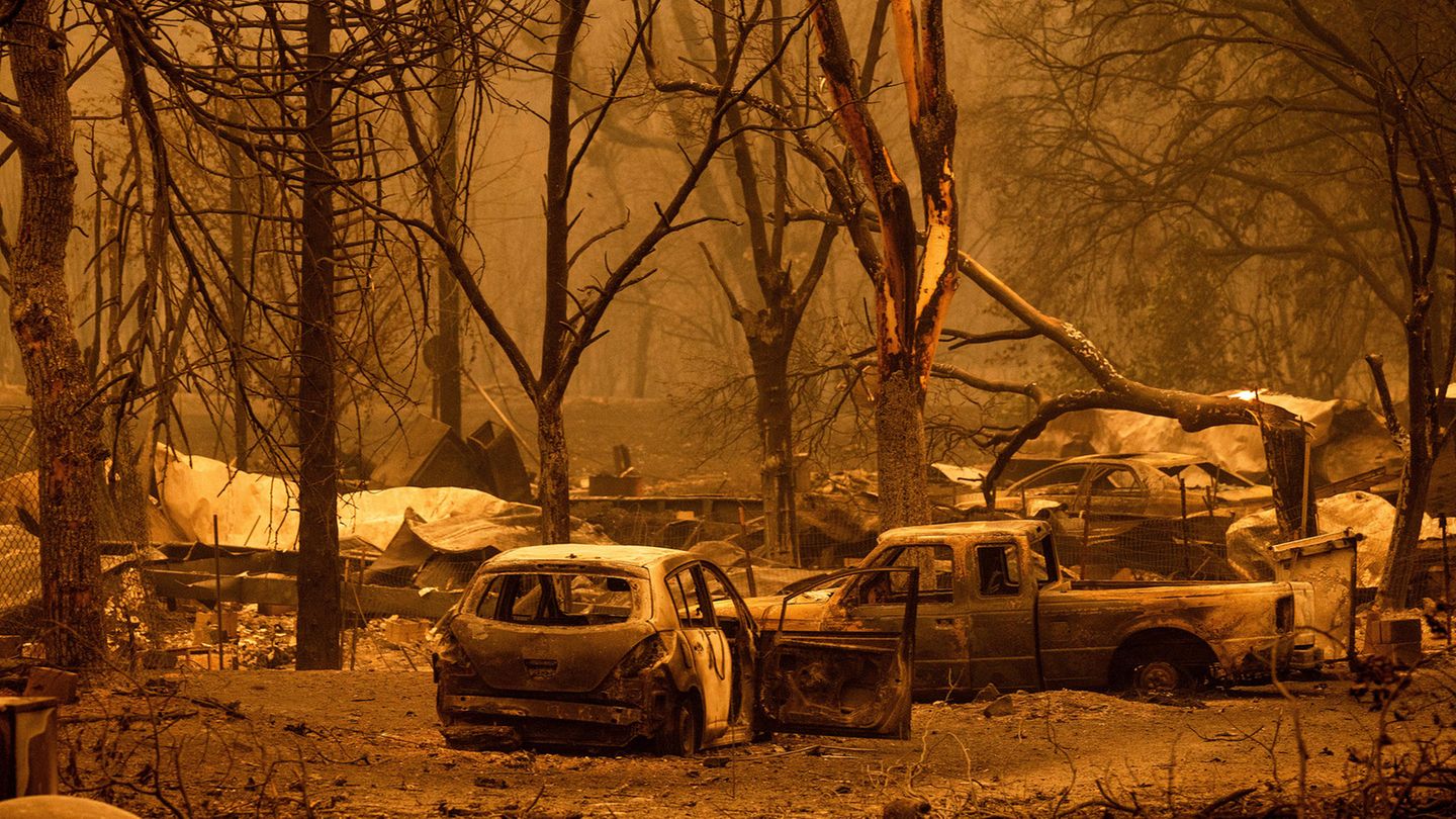 Verbrannte Fahrzeuge und Wohnhäuser säumen den Oaks-Mobile-Home-Park in der Gemeinde Klamath River