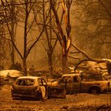 Verbrannte Fahrzeuge und Wohnhäuser säumen den Oaks-Mobile-Home-Park in der Gemeinde Klamath River