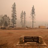 Klamath River Community Hall steht auf dem Schild im Vordergrund. Doch der Gemeindesaal ist völlig abgebrannt.